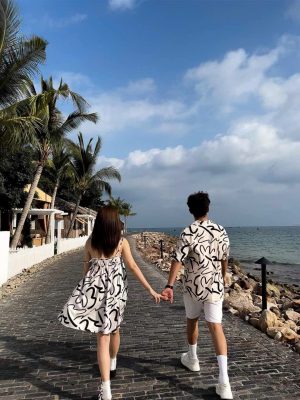 Đồ đôi đi biển – Khi tình yêu hòa cùng nắng gió và phong cách 4 đồ đôi đi biển